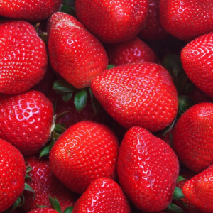 Польза «клубникотерапии»: почему ученые призывают людей в возрасте 50+ налегать на эту ягоду